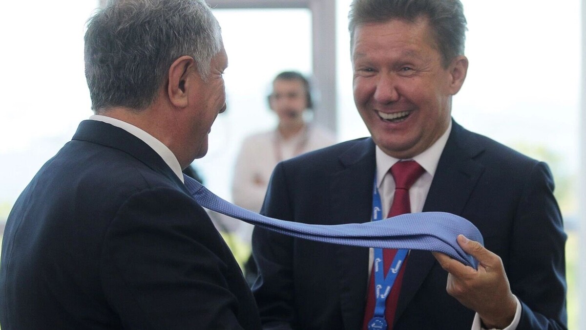 Глава «НК „Роснефть“ Игорь Сечин и глава ПАО „Газпром“ Алексей Миллер (слева направо) вряд ли потеряют в доходах, несмотря на то, что нефтяные компании показали слабую отчетность