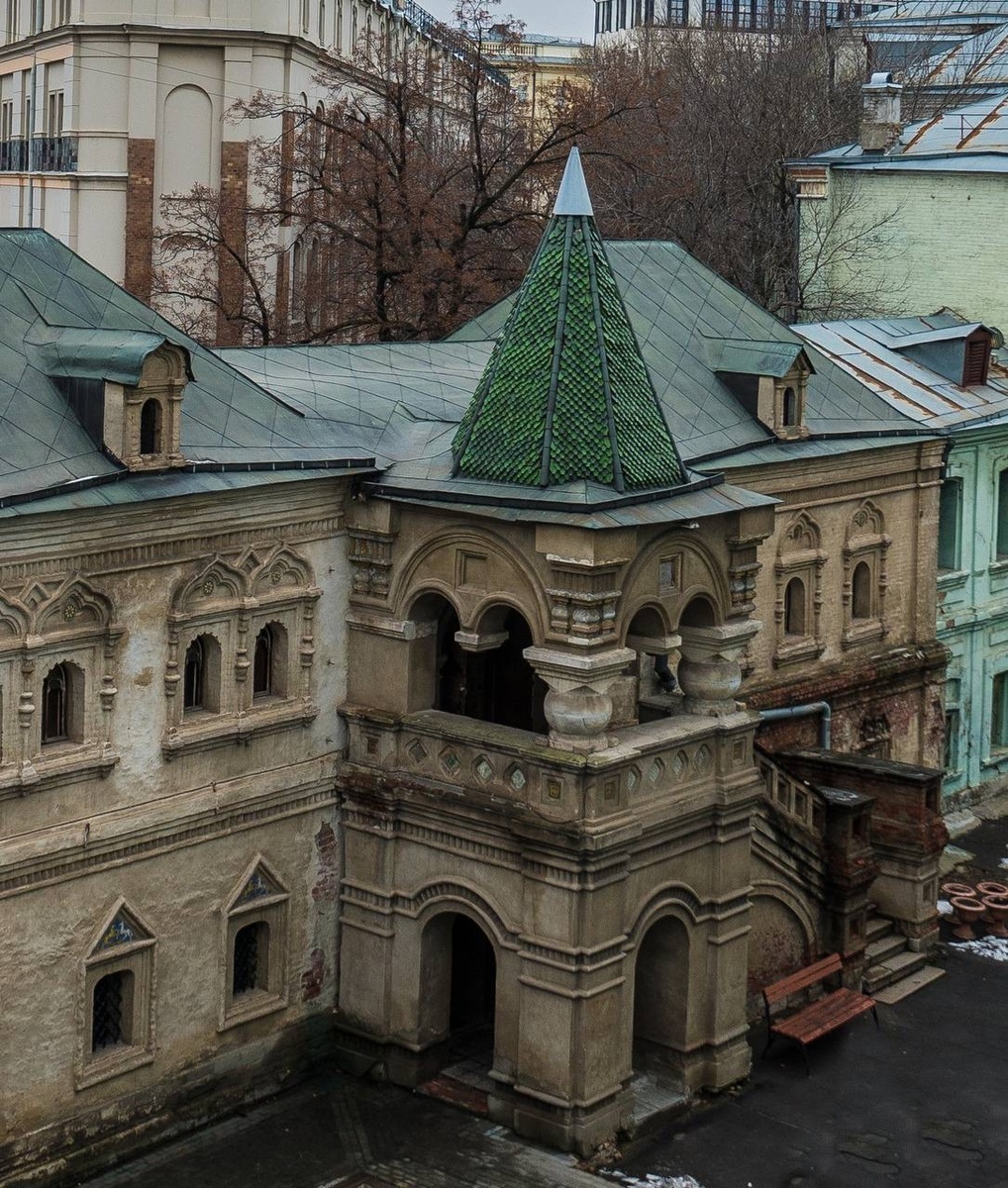 Теремок находится во дворе здания Синодальной типографии по адресу Никольская, 15
