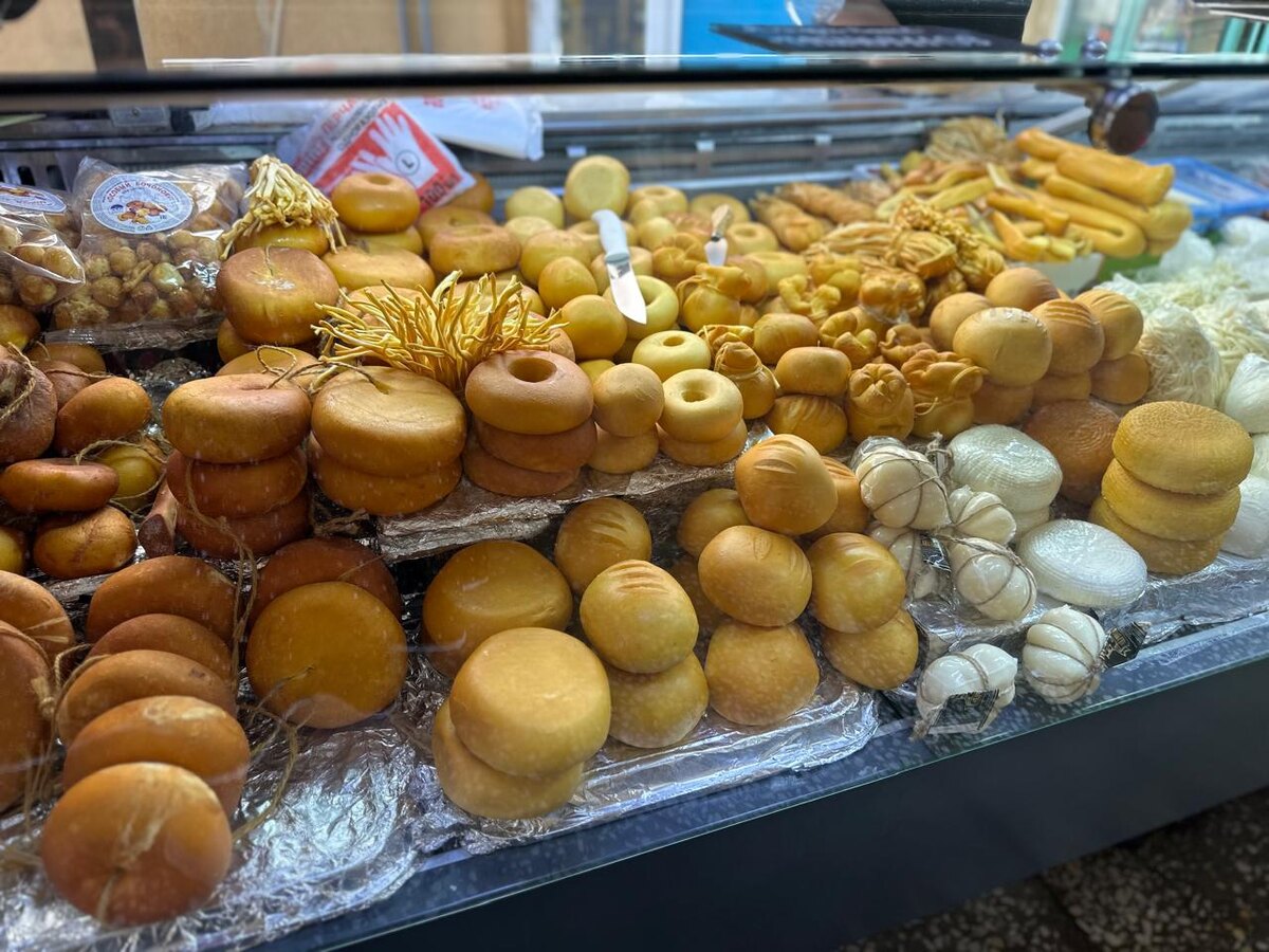 Обожаю местные сыры, они не уступают хранцузким. 