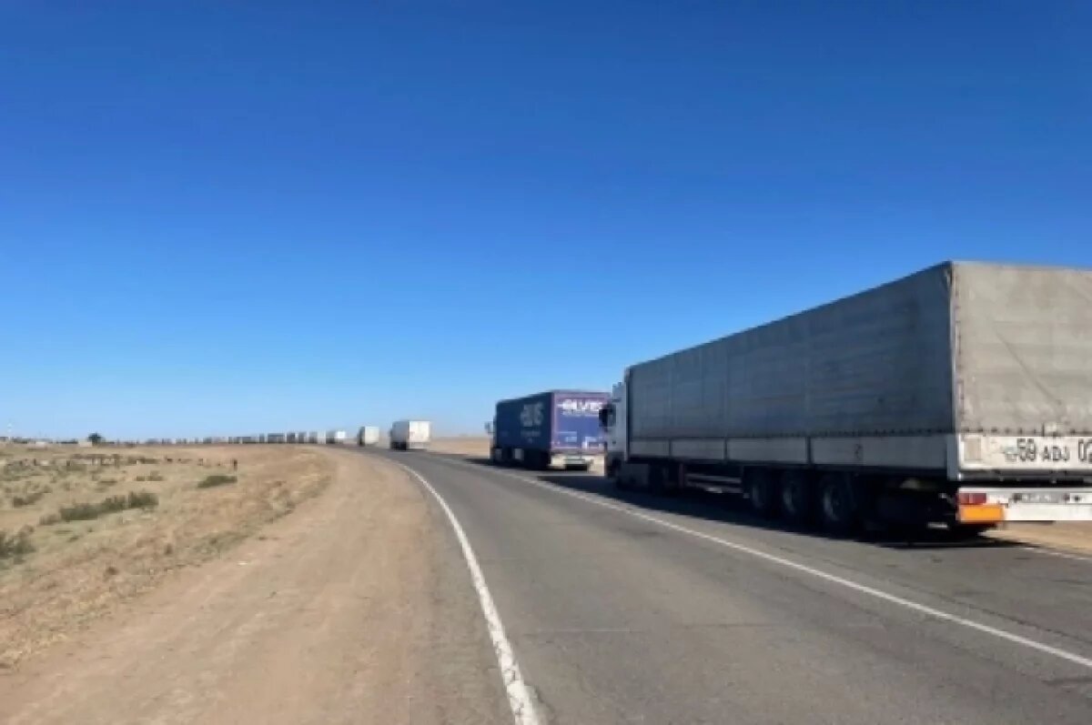    На границе Астраханской области по-прежнему пробки