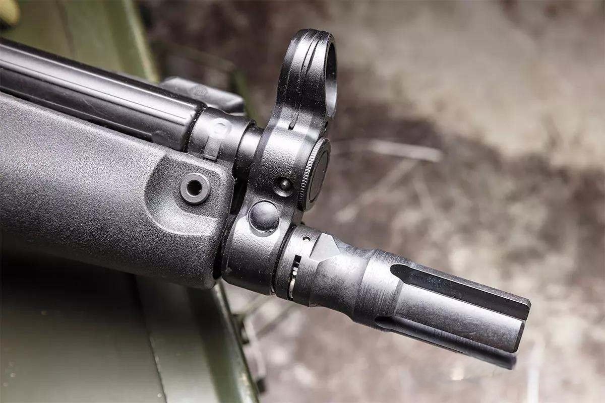 На AP53 установлен четырёхзубый пламегаситель. Под ним предусмотрена резьба 1/2x28 для установки различных дульных устройств или глушителей.