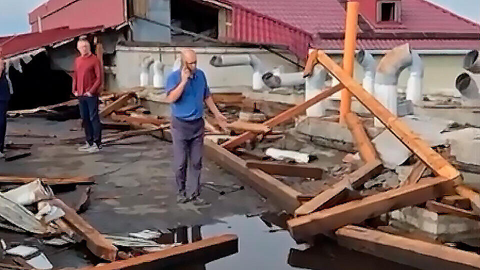     Ураган сорвал крышу с больницы в Биробиджане РЕН ТВ