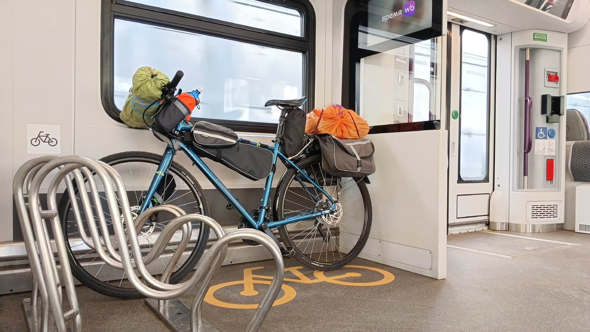 в электричке на вокзал