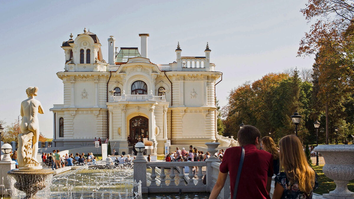 В городе сохранилось много памятников архитектуры XIX века: сюда никогда не доходили иностранные войска.