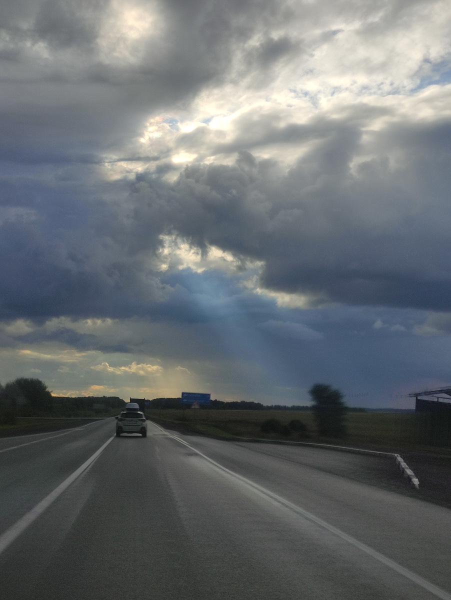 Солнышко, будто показывает путь.