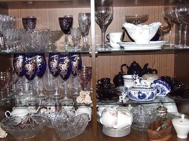 Хрусталь в серванте времен СССР. Источник https://i.pinimg.com/originals/4b/5a/eb/4b5aeba282af6c9383803ff31d665191.jpg. 