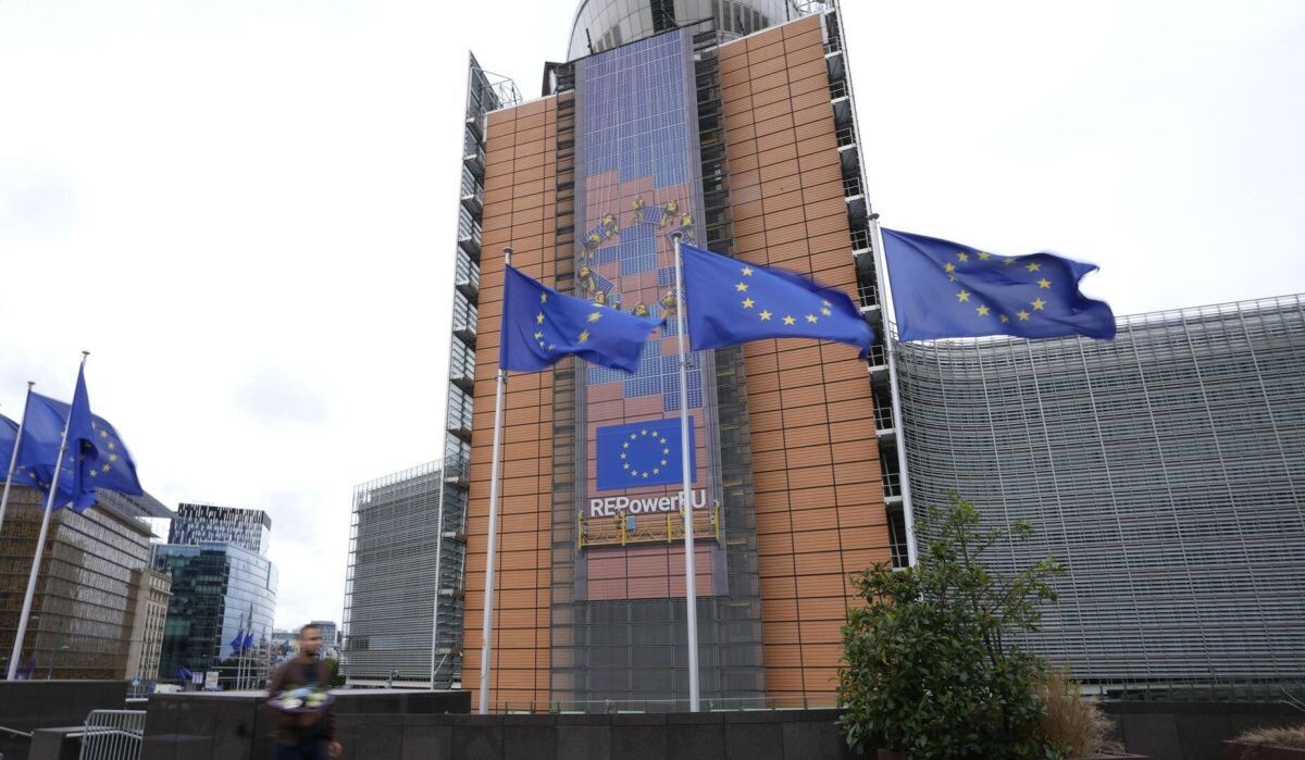     Флаги у здания Еврокомиссии в Брюсселе. Источник: © AP Photo Автор фото: Virginia Mayo