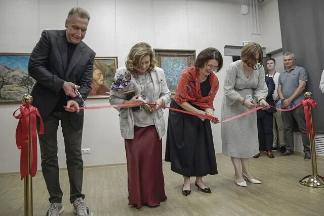 Открытие выставки 03 сентября 2025 года. Фотография пресс-службы Приморской государственной картинной галереи