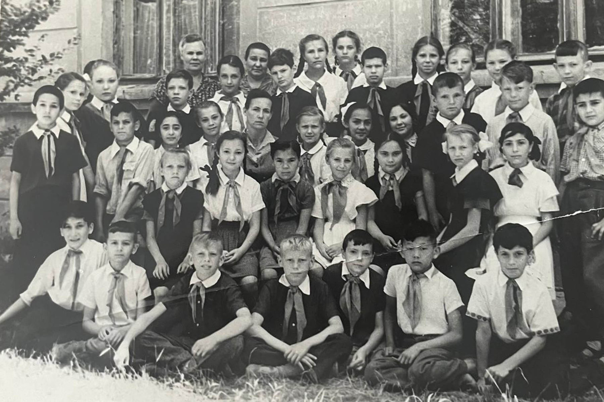    Ученики 4 класса школы 91 города Ташкента и их первая учительница Капиталина Васильевна (в центре).1962 год. Фото из архива Ирины Димовой