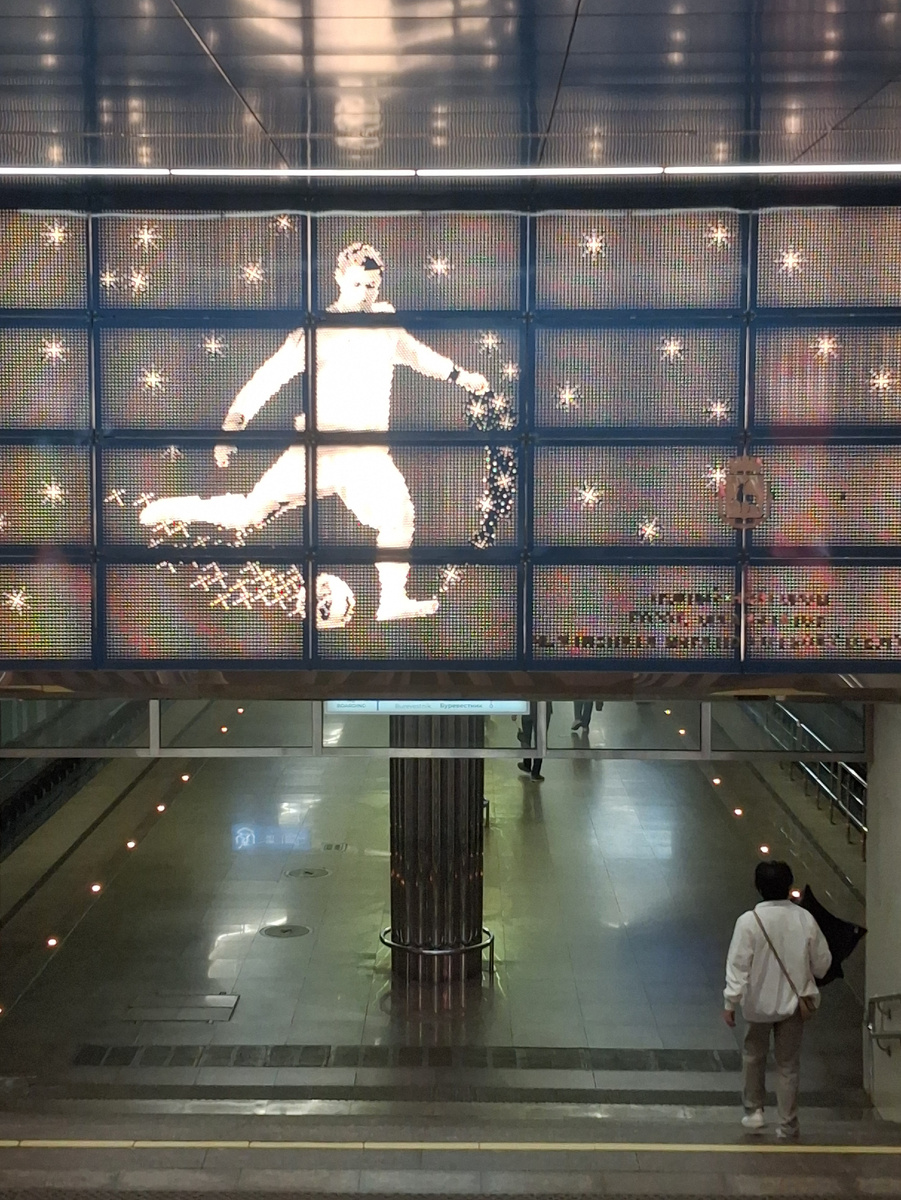 Мультимедийное панно с изображением футболиста - одно из украшений станции метро "Стрелка", построенной к ЧМ-2018. Фото автора. 
