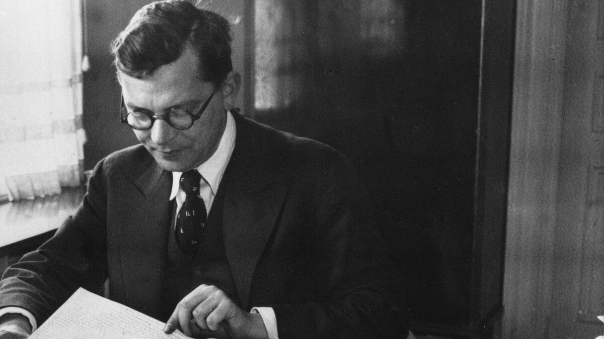 Рудольс Дитцен проверяет рукопись.