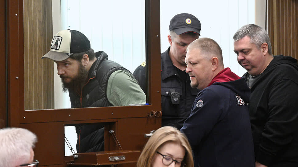 Александр Санин, Михаил Поляков и Денис Савинский (слева направо) вину в вымогательстве не признают.📷Фото: Глеб Щелкунов / Коммерсантъ