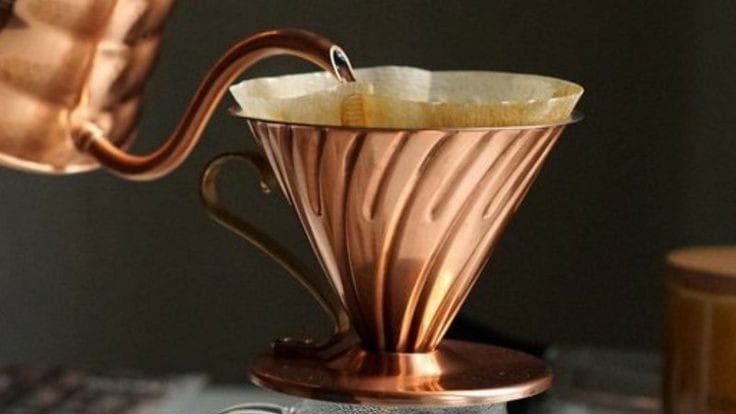 Фото из Pinterest Заваривание кофе через воронку.