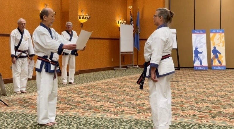 Фото с сайта https://summitacademies.org/blog/2022/12/08/summit-academy-therapeutic-martial-arts-instructors-lisa-kozak-and-david-willard-earn-8th-degree-black-belts/