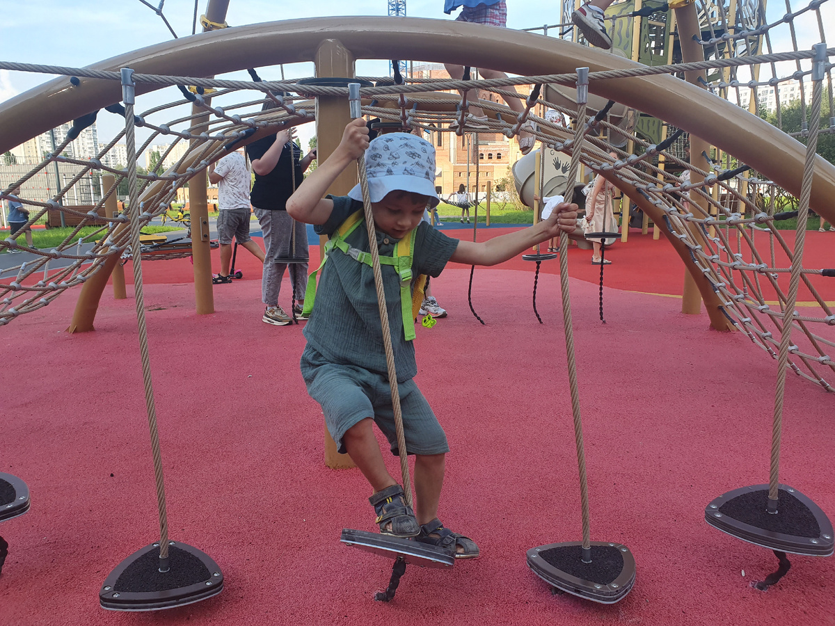 В нашем районе сделали новый спортивный кластер около леса, мы ходили тестировать) там и взрослые тренажёры, футбольное поле, теннисный корт, и детские спортивные лазелки, а также детская площадка. И главное, много свободного пространства, где Саня может рассекать на самокате. В общем, нам понравилось, но каждый раз ходить далековато 