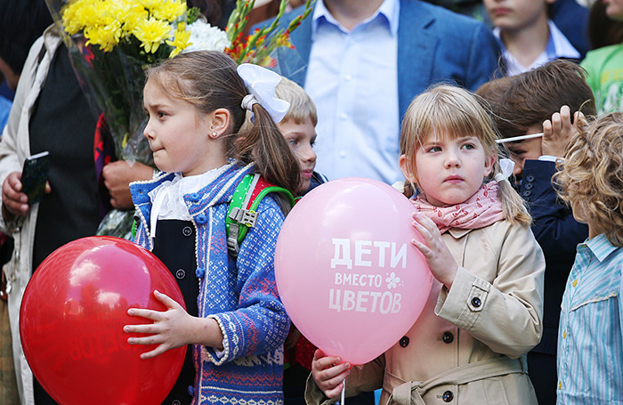    Благотворительная акция «Дети вместо цветов» в московской школе. Архивное фото.  Артем Геодакян/ТАСС