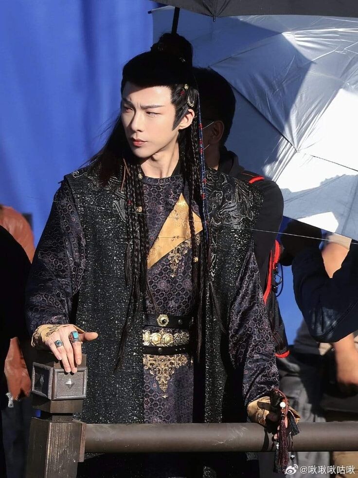 Когда смотришь на него в этой дораме. создается образ мощной скалы о которую разбиваются  волны жизненных невзгод