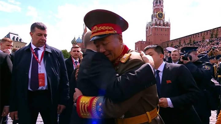    Владимир Путин на параде 9 мая обнимает северокорейского генерала. Скриншот с видеотрансляции Первого канала