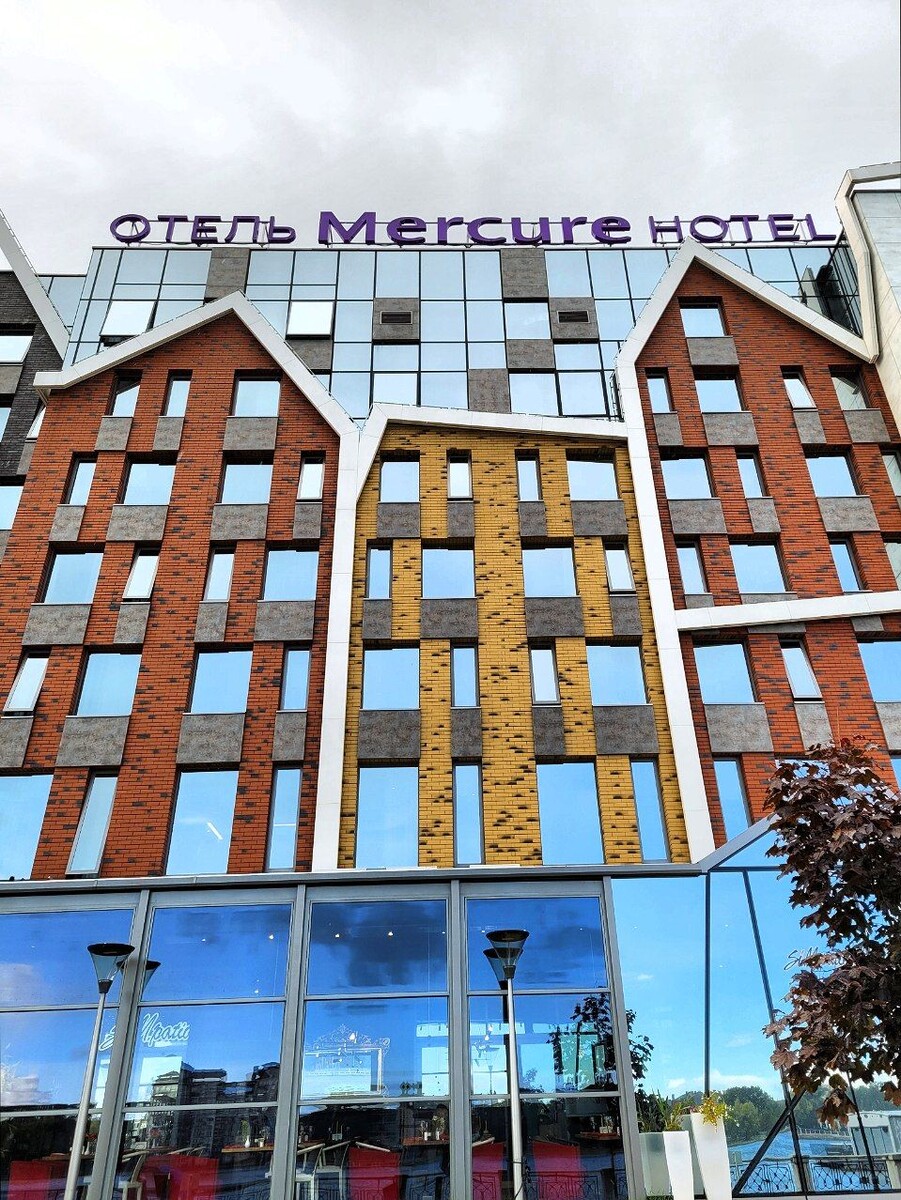 Отель Mercure расположен в Калининграде по адресу: Озёрный проезд, 2. Он находится на набережной Верхнего озера, недалеко от исторического центра и Площади Победы