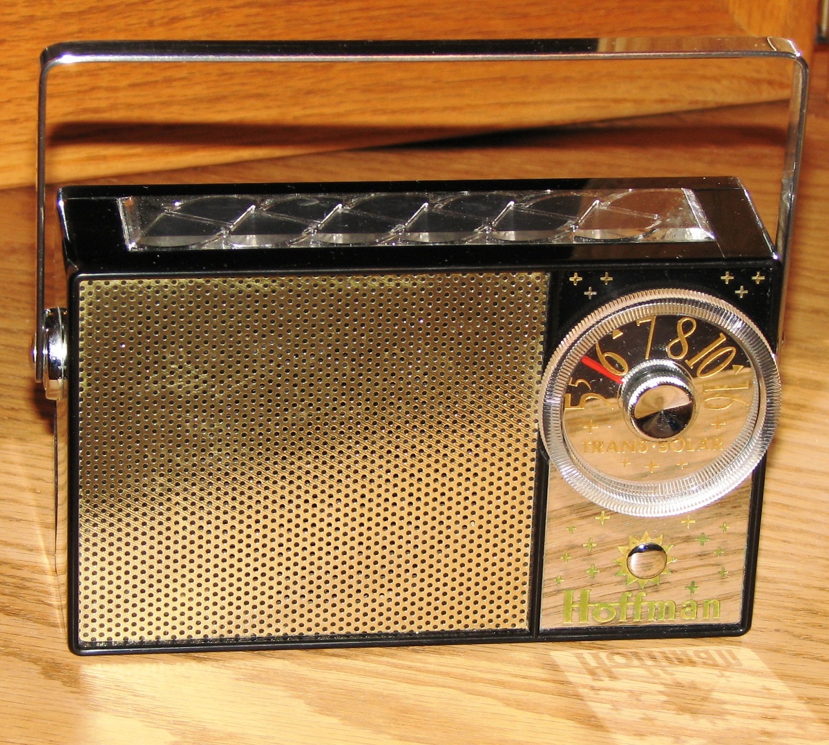 Радиоприёмник на солнечной батарее, 1958 год. Авторство фото: Joe Haupt from USA. Vintage Hoffman Trans-Solar Model KP 706 Transistor Radio, CC BY 2.0, https://commons.wikimedia.org/w/index.php?curid=69512665