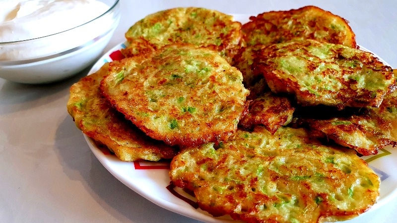 Поджаристые ленивые оладьи из кабачков