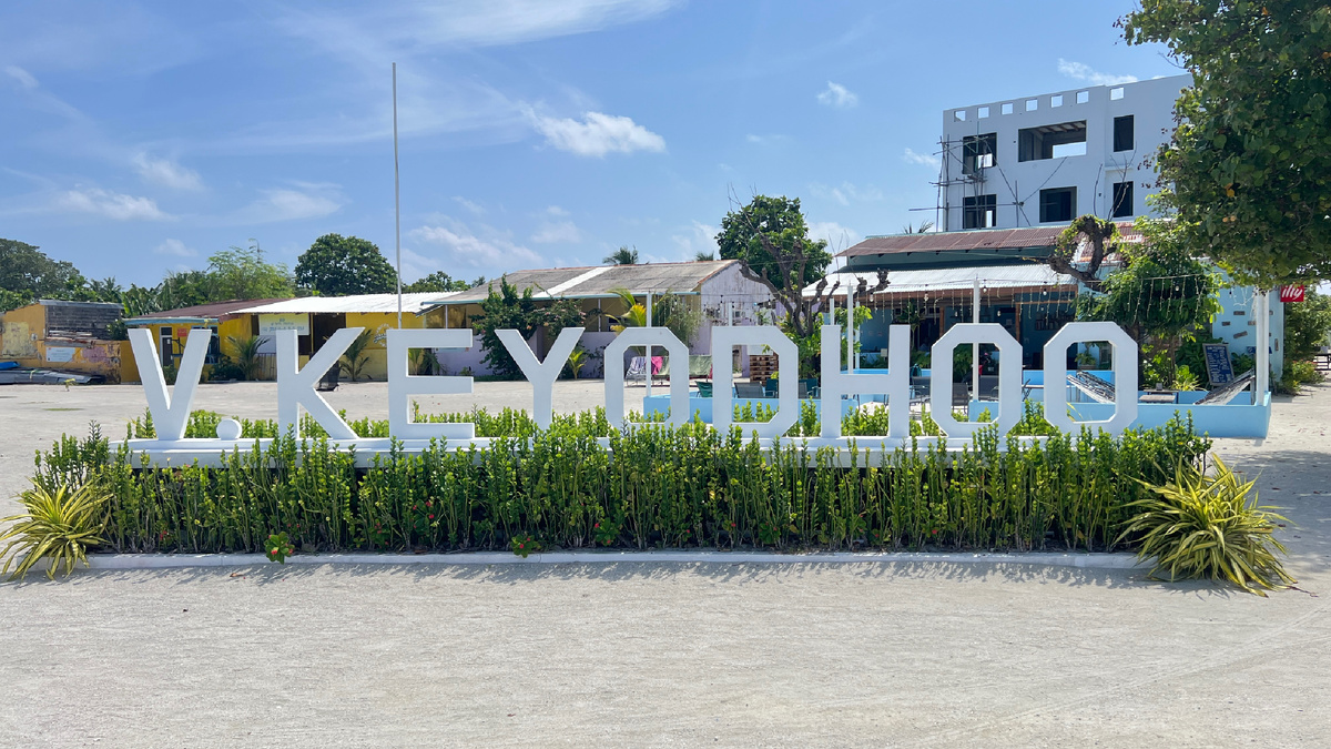 Надпись в порту, встречающая туристов