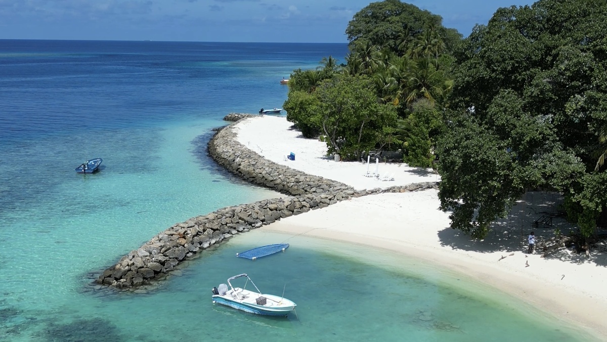 остров со всех сторон защищен волнорезами, но они не портят вид, а создают маленькие тихие бухты