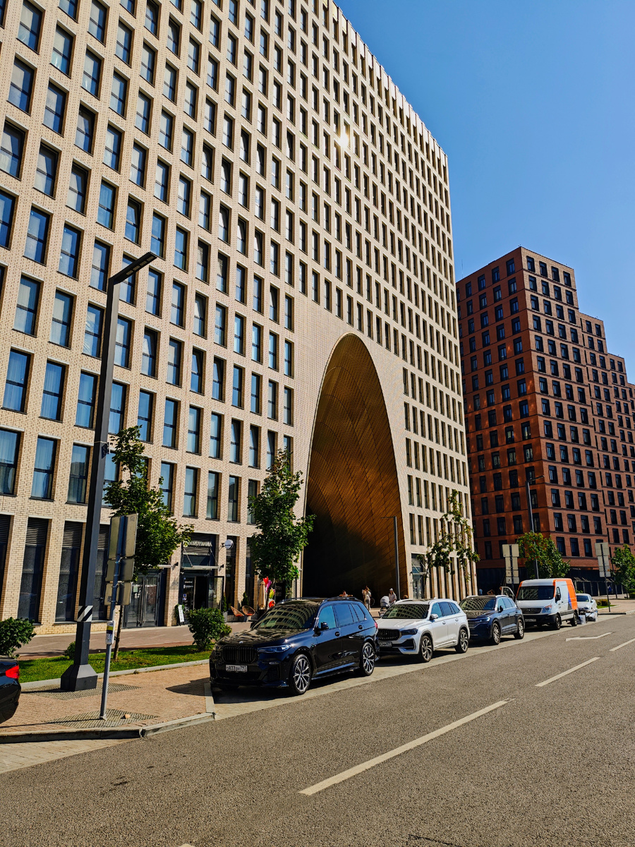 Улица Родченко дом 2. Дом с золотой аркой. Фото автора.