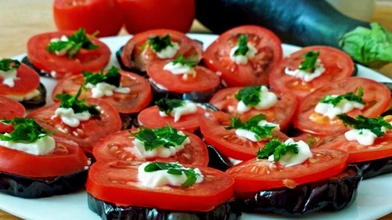 Закуска из баклажанов с помидорами
