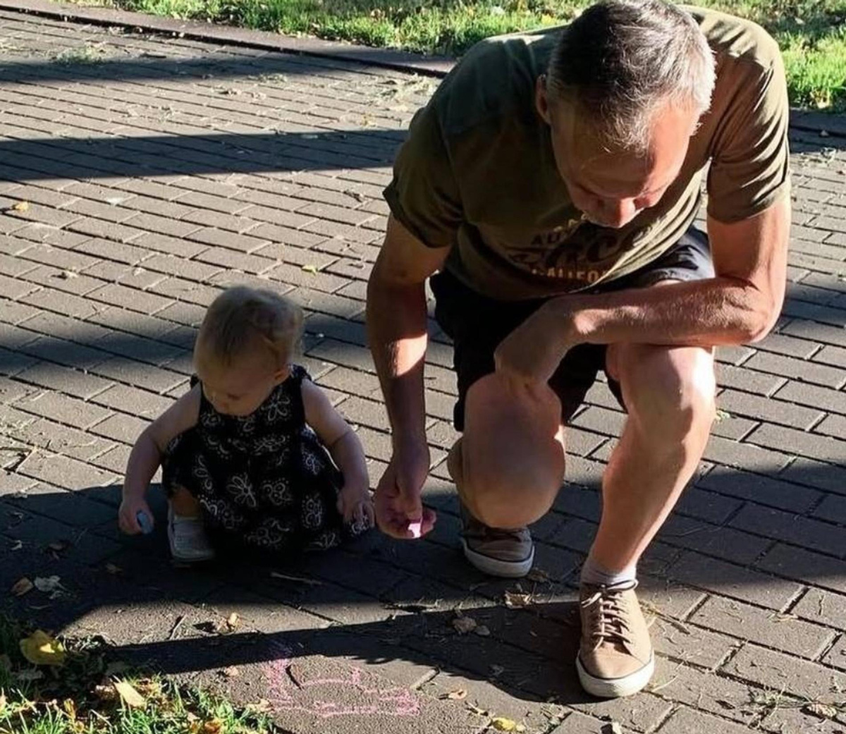    Отец Александры Дроздовой с внучкой. Фото: Инстаграм (запрещён в РФ) @alexandra.drozdova.a