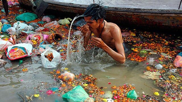 Воды Ганга возле Варанаси