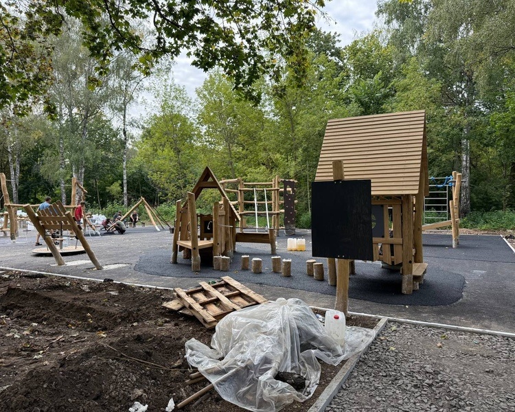     В Курске на Боевке завершается монтаж детской площадки