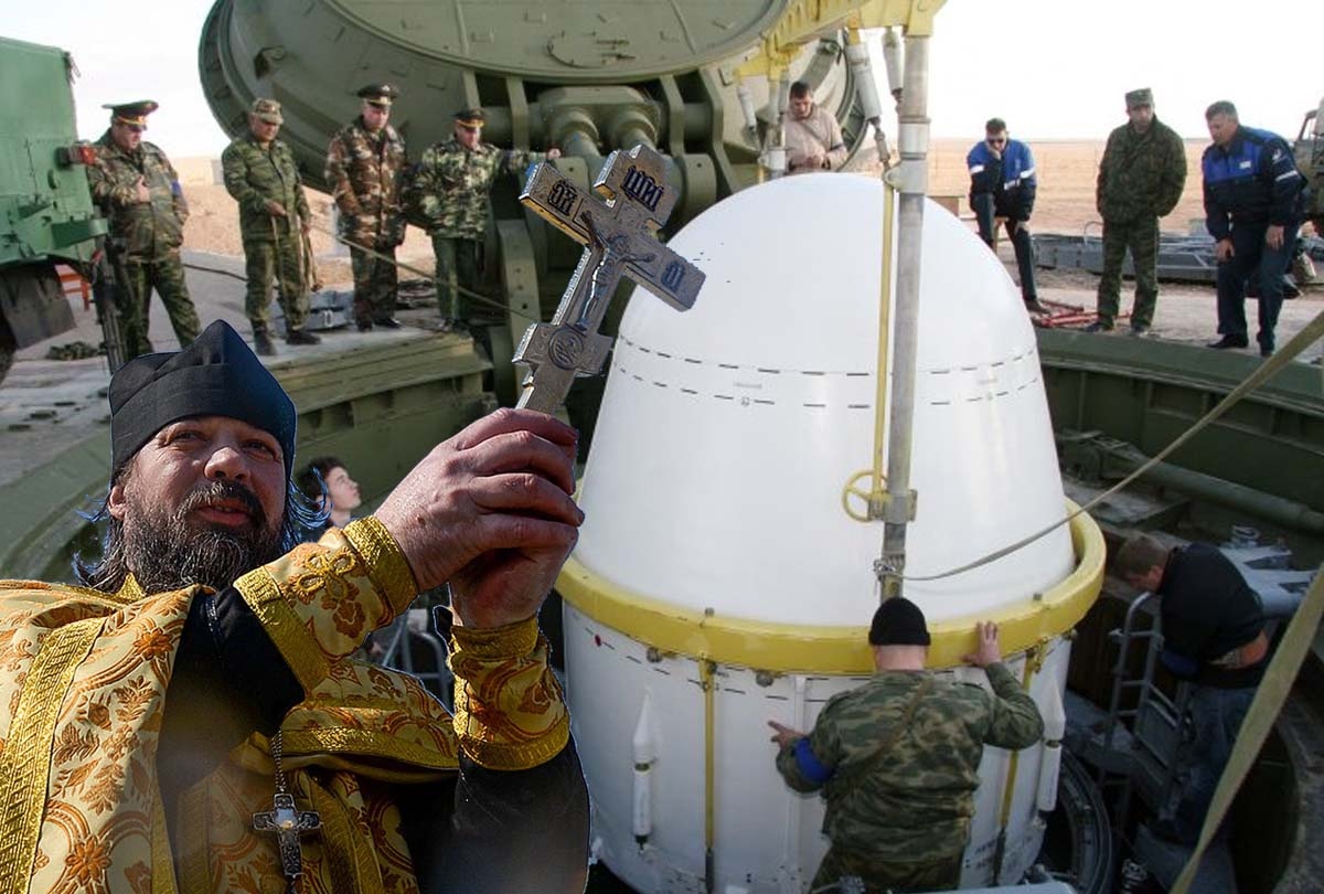 Рис.2 Засилье попов на стартовых площадках. Поп освящает установку агрегатно-приборного блока БЧ  на ракетный комплект  УР-100Н УТТХ. Количество отказов и аварий с попами стало на порядок больше