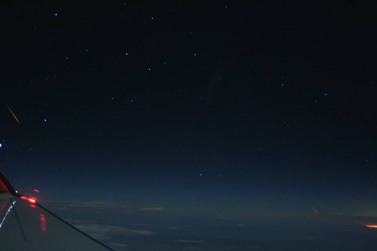    Составное изображение, показывающее три метеора Ауригиды / © NASA — ESA, J.Hatton