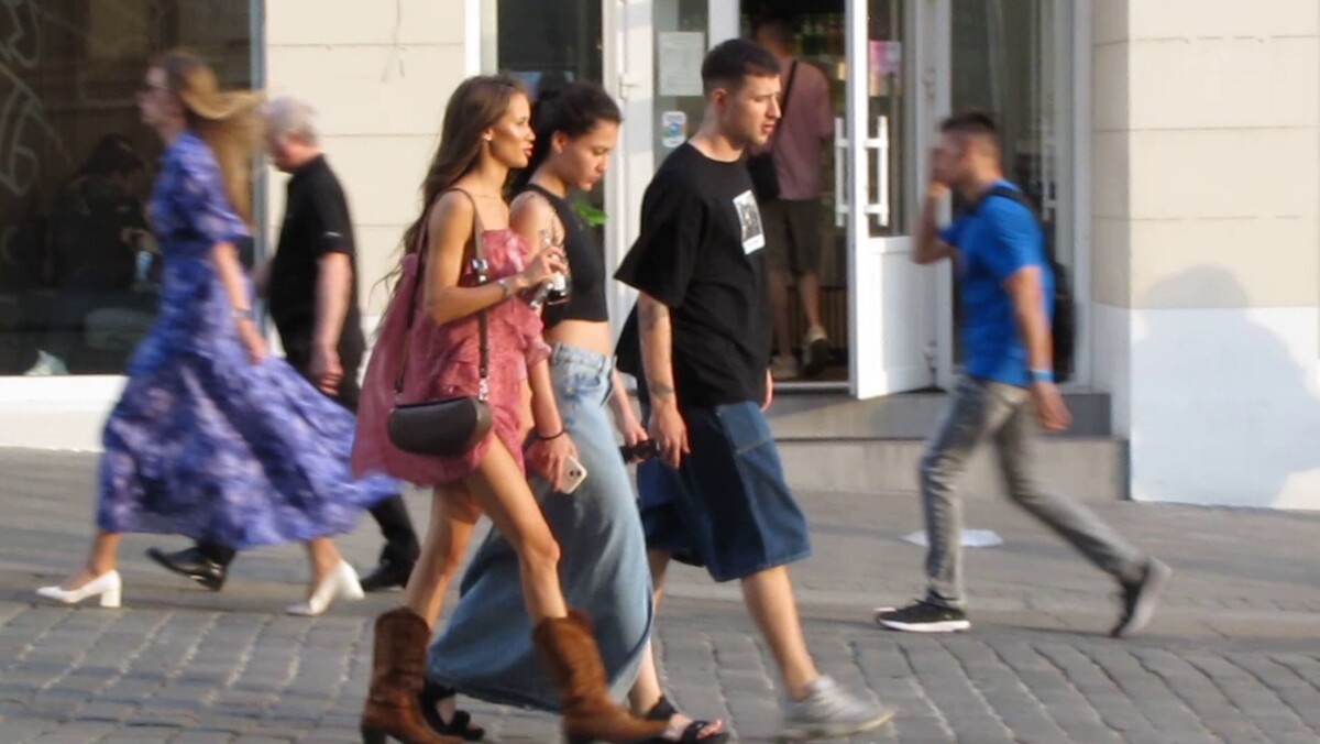 летние платья и замшевые сапоги