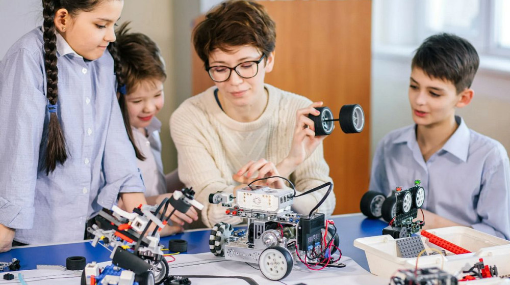    Роботы или шпионы