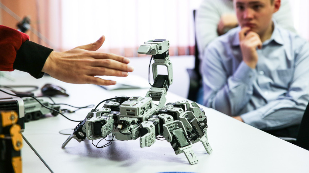    Роботы или шпионы