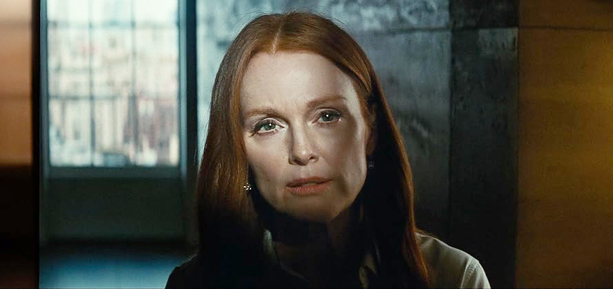 Кадр из фильма «Sharper». Режиссер: Бенджамин Карон. Производство: A24, Apple TV, Picturestart