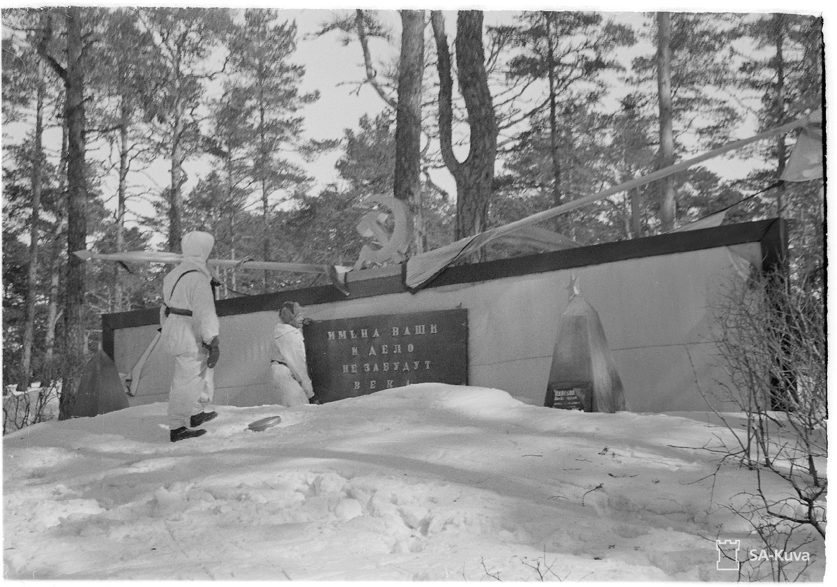 Могила советских бойцов на острове Гогланд. 26.03.1942 г.