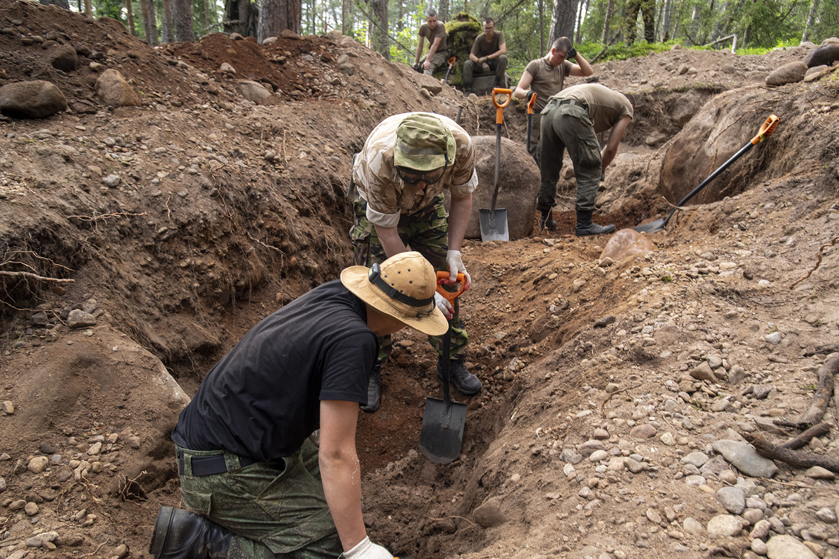 Пробный шурф на месте предполагаемого захоронения. Фото: Владимир Прядивный