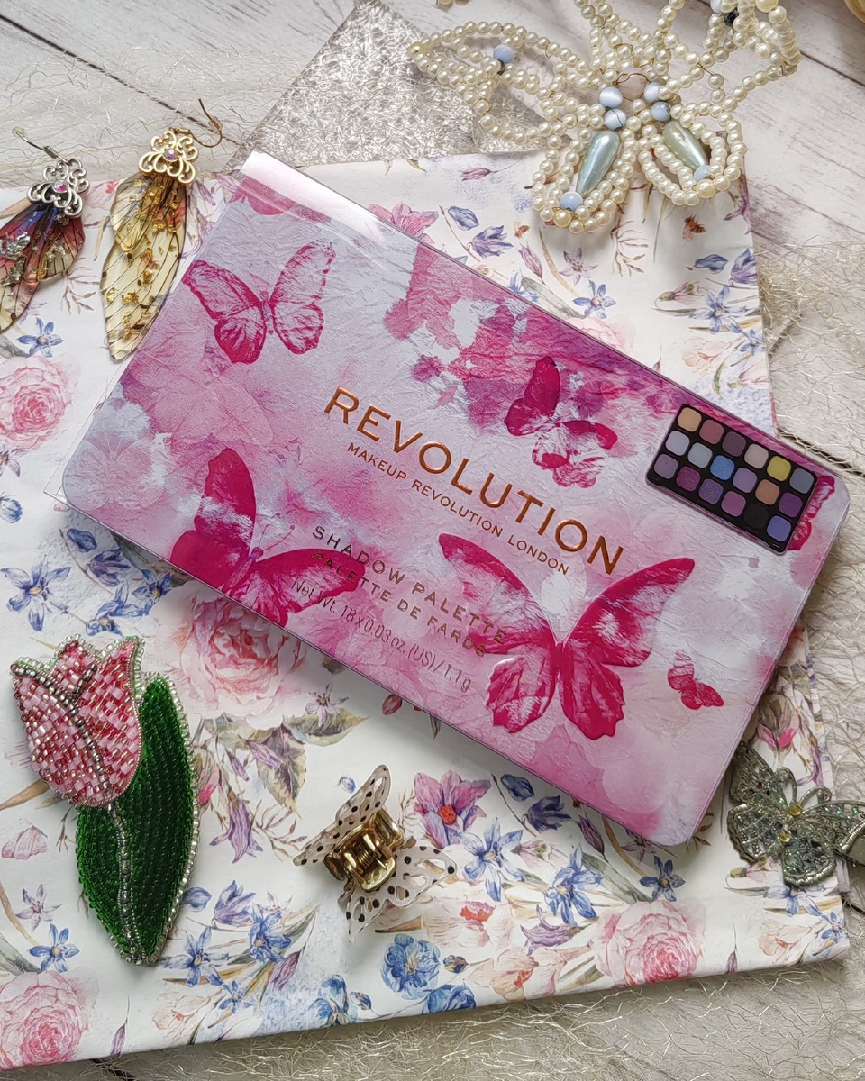 Палетка теней от бренда "MakeUpRevolution" 