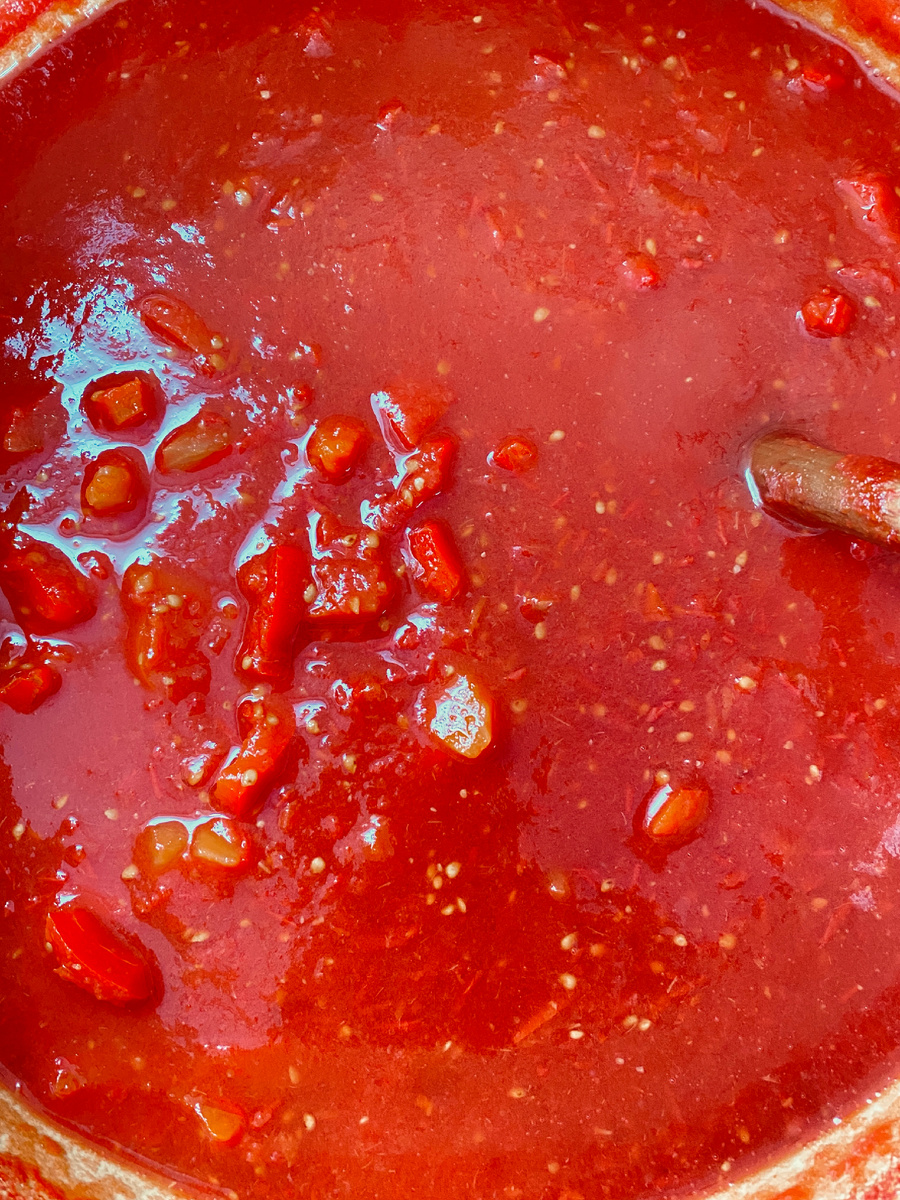 В процессе уваривания не забываем мешать, чтобы при загущении томат не пригорал. Фото автора статьи 