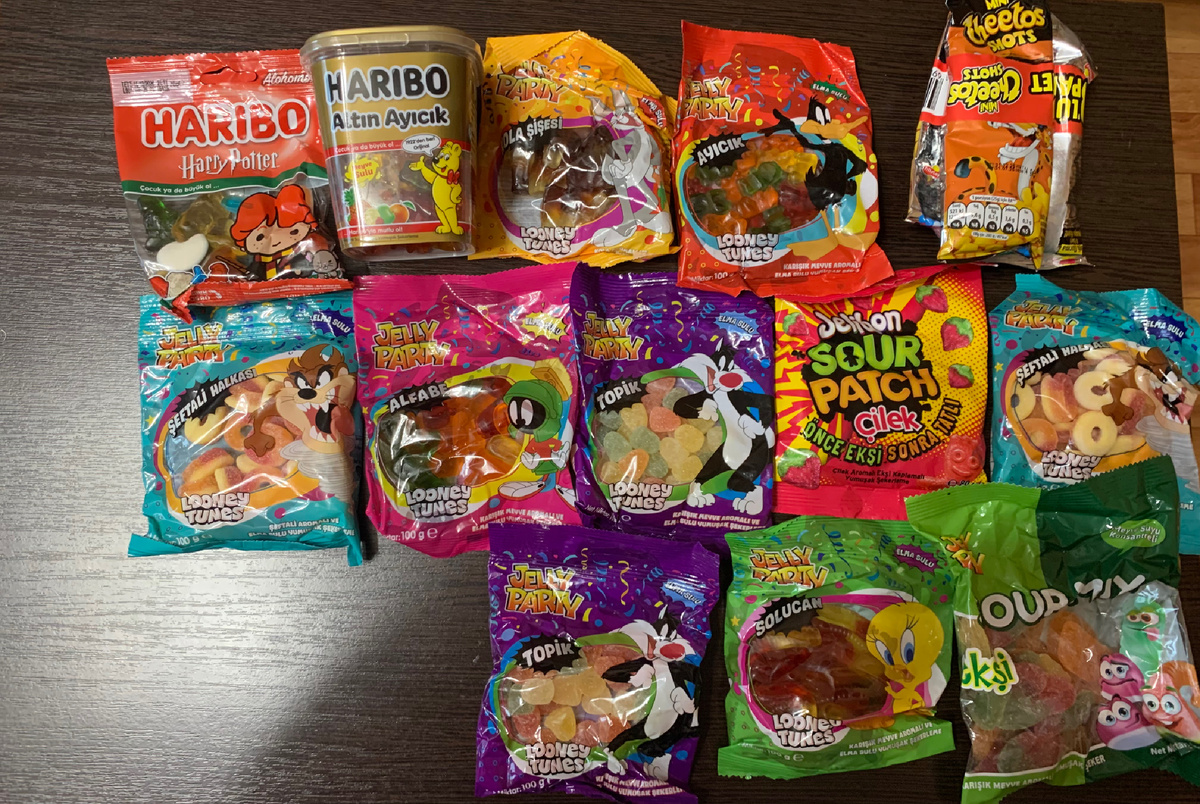 Это девочки подружкам и большая банка коллеге Андрея дочке