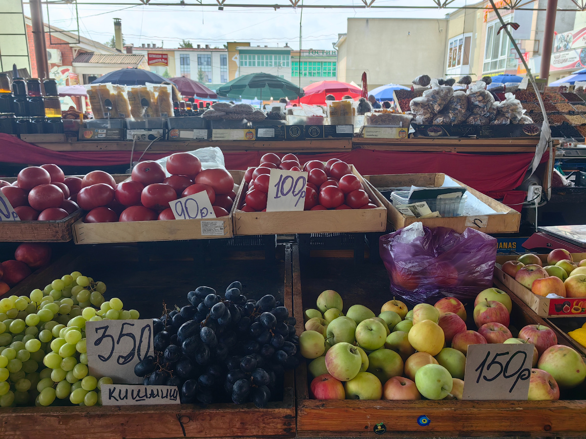 Это снимала в начале августа на рынке Кисловодска. Вчера сняла цены в киоске возле дома: чернослив 150, персики 250, виноград 350, яблоки 120, помидоры от 65, арбуз 35 р/кг