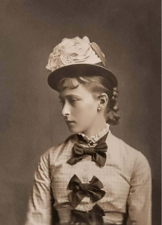 Четырнадцатилетняя принцесса Елизавета Гессенская, внучка королевы Виктории. 1878 год.