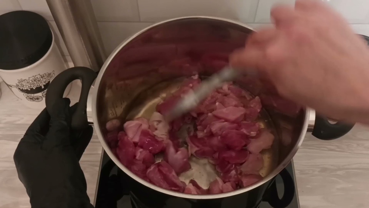 Приготовление:
1.  Нарежьте свинину кубиками, овощи — крупными кусочками. В кастрюле разогрейте растительное масло. Обжарьте свинину до золотистой корочки.