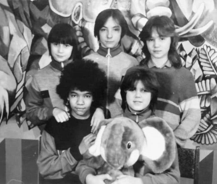 На фото девочки, которые были со мной и в детском доме, и в школе: Лена Малютина, Света Бабенкова, Вика Тунева и Наташа Полякова. Каждая из них для меня — как сестра. Мы прошли многое вместе, и наша дружба крепка и бесценна. Эти девочки всегда поддержат и понимают меня, как никто другой.