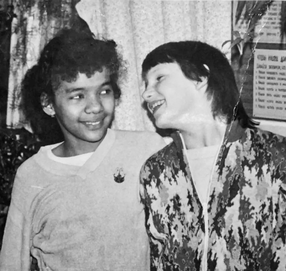 Рядом на фото — Светлана Климкова. С ней у нас постоянно были настоящие «петушиные бои». Она — мастер спорта по самбо, а я занимаюсь карате, хоть и не мастер спорта. Мы всегда с жаром спорили, какой же вид спорта круче и сильнее. Но сейчас я понимаю главное: дело не в спорте, а в том, какой человек внутри. Именно это важно и ценно.