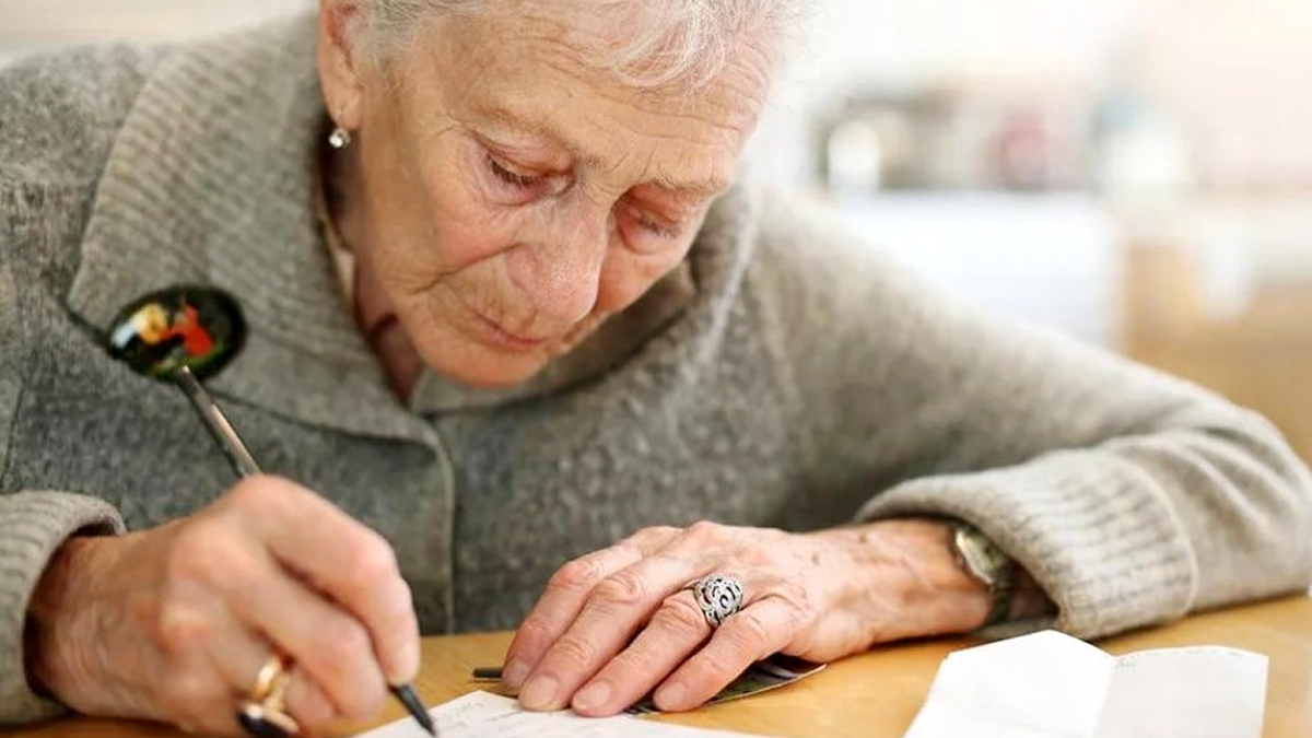 Почему пенсионеры спешат переписать квартиры на родственников