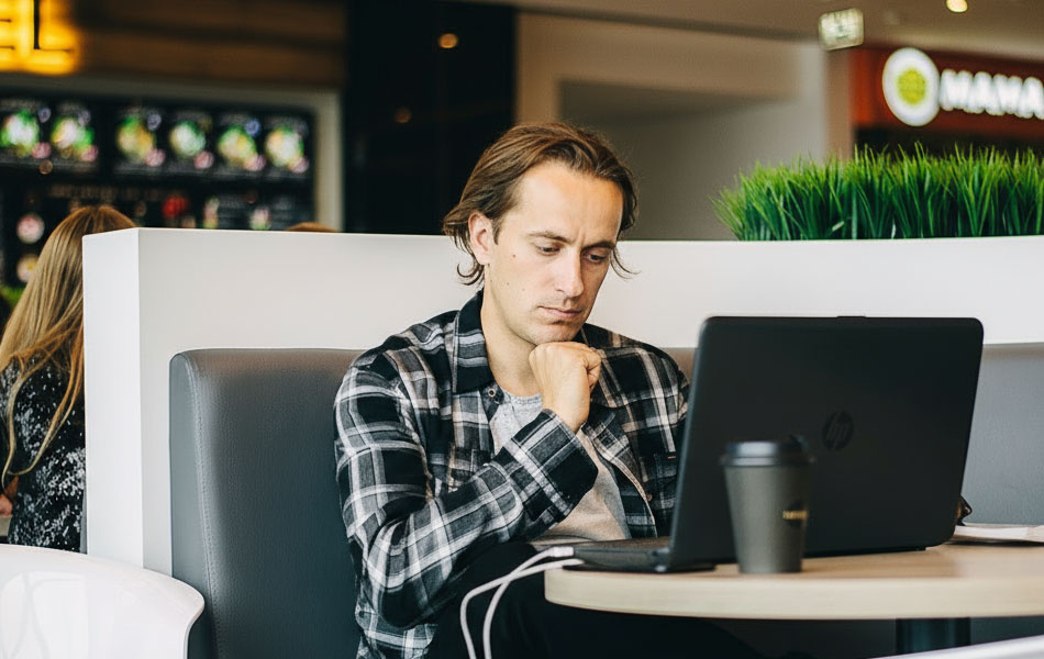 Руководитель «Лаборатории контент маркетинга» Александр Алмис в роли грустного Чебурашки за бесконечной работой даже на обеденном перекусе… 